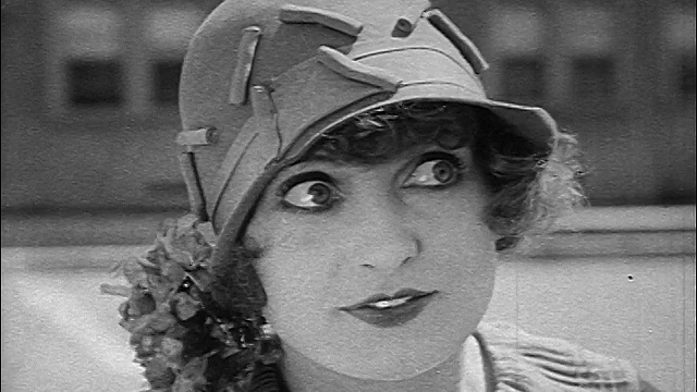 1926年B/W近距离女人(露丝希亚特)看一边+飘动的眼睑视频素材