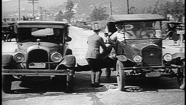 1926年，交警从一名男子(哈里·兰登)身上跳过去，他的身体伸展在两辆行驶的汽车之间视频下载