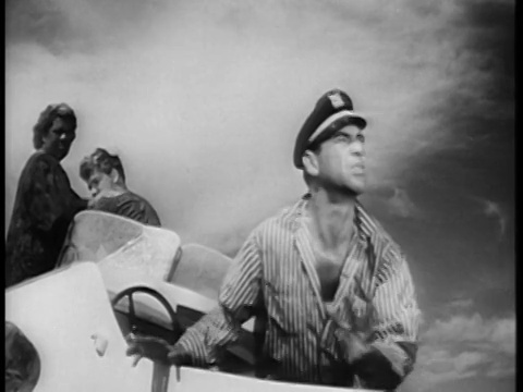 1961年B/W水手(安东尼·卡彭?)在船上从银幕外的东西中惊恐地后退视频下载