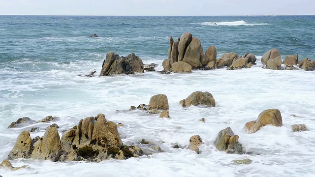 海浪冲击花岗岩地层的WS视图/普罗诺诺，科西嘉，法国视频下载