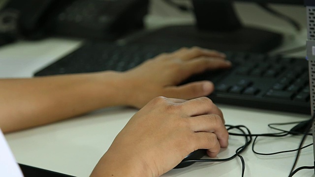 VDO平移手女人使用键盘格式高清。视频素材