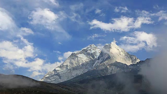 尼泊尔阿玛达布兰山周围云层的时间流逝视频素材