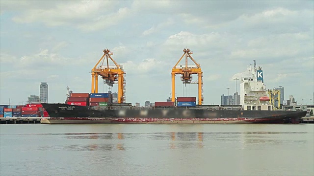 工业港口，港口有集装箱船视频素材