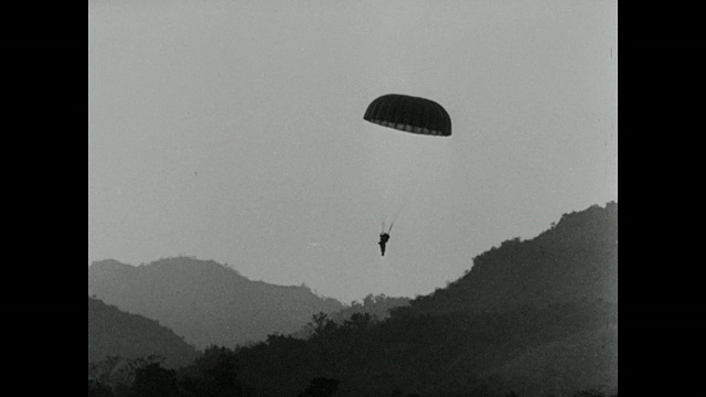 伞兵填满天空，飘到地面视频下载