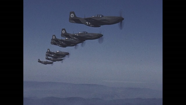德国二战战斗机在山脉上空编队飞行视频下载