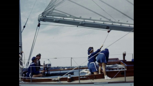 20世纪50年代穿着蓝色制服的年轻妇女在帆船上工作视频下载