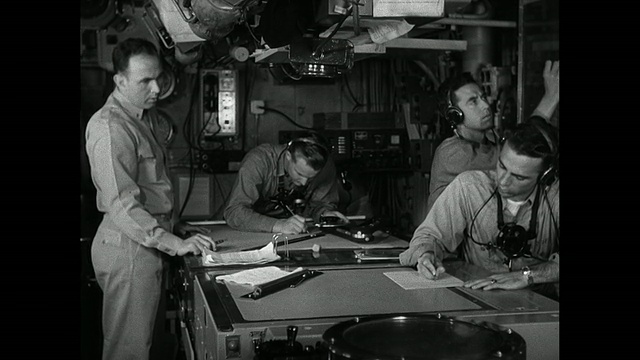 海军军官在甲板下工作视频下载