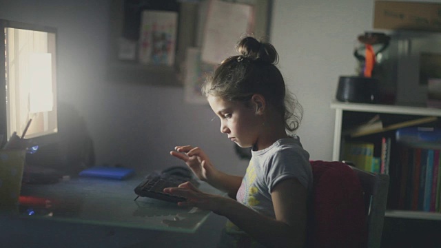 在电脑键盘上打字的女孩视频下载