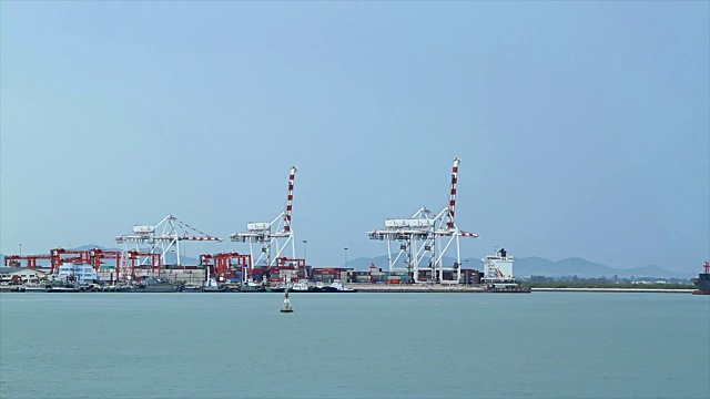 工业港口，港口有集装箱船视频素材