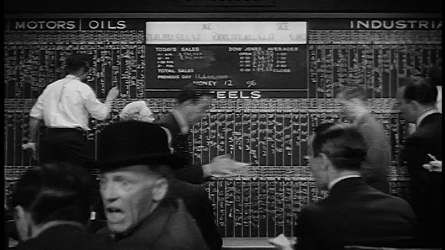 1929年，REENACTMENT REAR VIEW让股票经纪人惊慌失措，看着股票价格板+股票行情视频下载