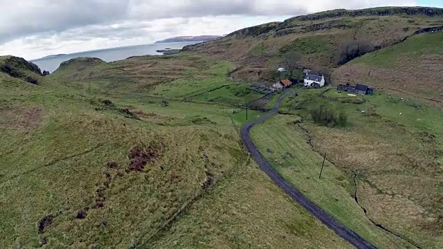 苏格兰Kerrera岛，山谷，海岸线和工棚的鸟瞰图视频下载