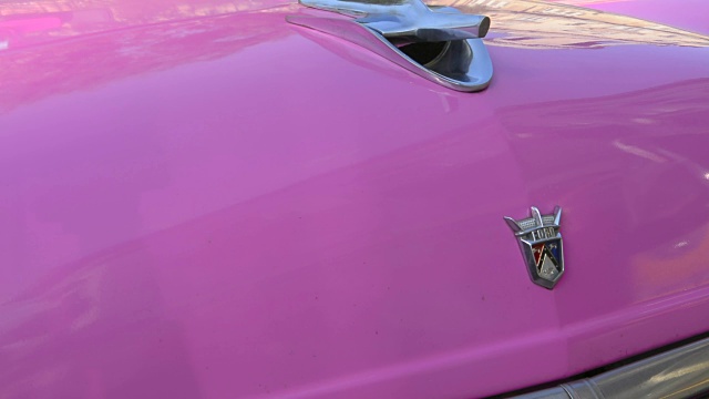 古巴哈瓦那的经典汽车特写，从1950年的彩色特殊车辆老福特视频素材