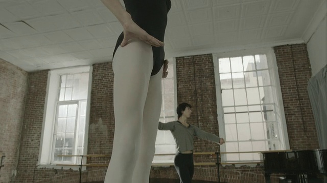 芭蕾舞者在舞蹈工作室跳视频素材
