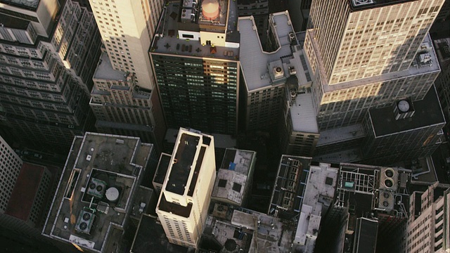从空中俯瞰纽约市的建筑，镜头转向更多的建筑视频素材