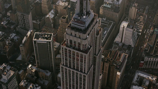 从空中俯瞰纽约帝国大厦西边的建筑视频素材