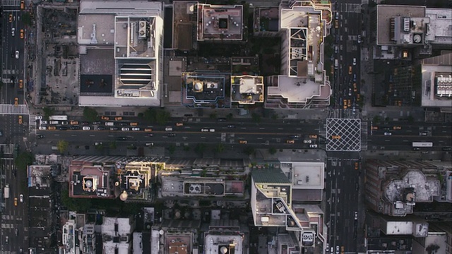 从空中俯瞰纽约市第57街，顺着交通向西视频素材