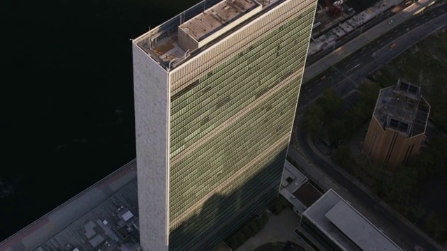 空中飞过联合国大楼，飞往纽约东河视频下载