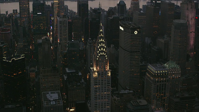 在纽约曼哈顿的克莱斯勒大厦上空，灯亮着视频素材