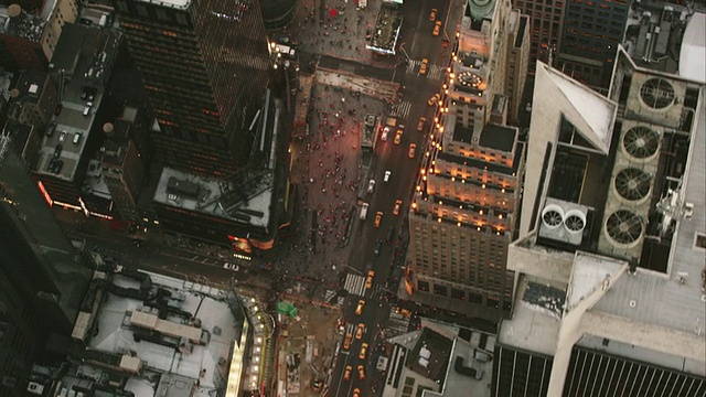 从百老汇大街往南的空中俯瞰纽约时代广场视频素材