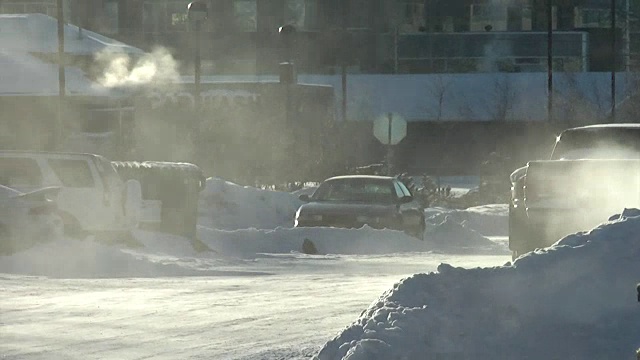 卡车和废气在冬天的街道上视频素材