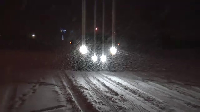冬天在结冰的路上行驶的卡车视频素材