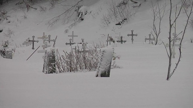 坟场上有积雪覆盖的十字架视频素材