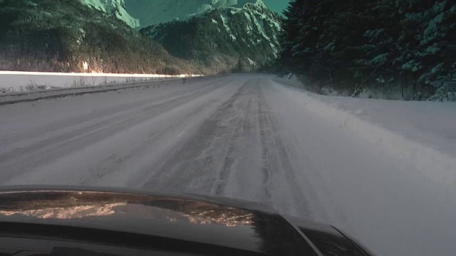 从被冰覆盖的道路上的汽车第一人称视角视频素材