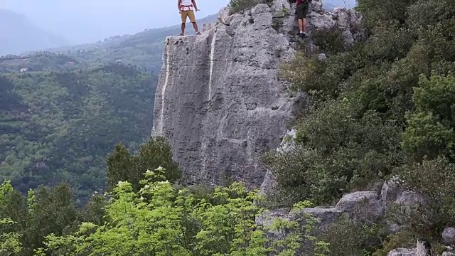 父亲和儿子徒步到山顶的山谷，山脉视频素材