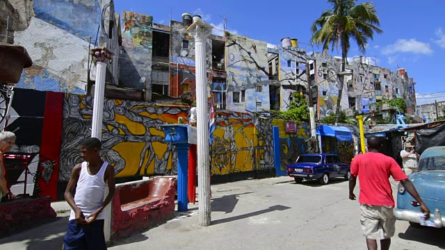 古巴哈瓦那著名的哈默尔街，以艺术和艺术家在野生画廊和彩色哈瓦那视频下载