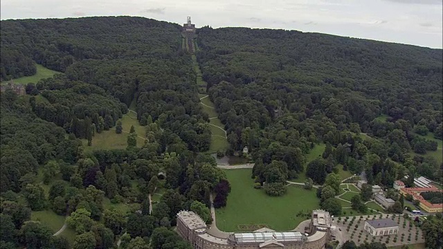 海格力斯纪念碑在Wilhelmshohe公园-鸟瞰图-黑塞，德国视频下载