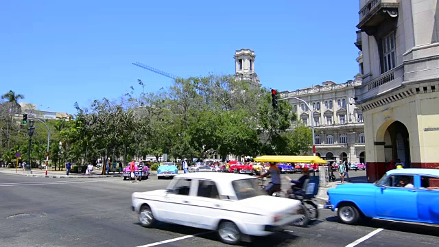 古巴哈瓦那首都大厦附近的交通以1950年代的老旧汽车为背景视频下载
