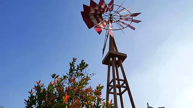 老式乡村风车水塔视频素材