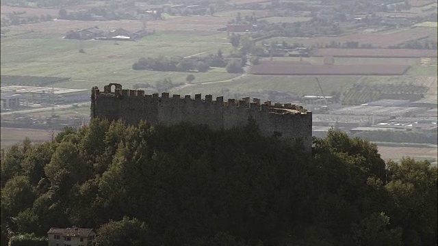 飞过山顶上的旧城堡-鸟瞰图-威尼托，省迪特雷维索，阿索罗，意大利视频下载