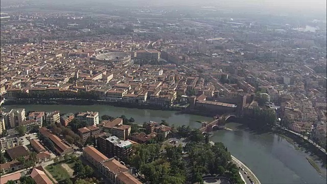 维罗纳的城堡与桥-空中俯瞰-威尼托，维罗纳，意大利维罗纳的维罗纳视频下载