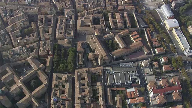 在帕尔马的屋顶上看飞机-鸟瞰图-艾米利亚-罗马涅，帕尔马省，帕尔马，意大利视频下载