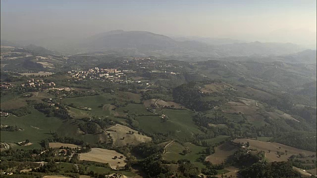 景观乌尔比诺北部-鸟瞰图-马奇，佩萨罗和乌尔比诺，萨索科尔瓦罗，意大利视频素材