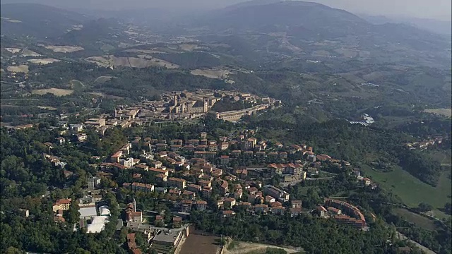 乌尔比诺-鸟瞰图-游行，佩萨罗和乌尔比诺，乌尔比诺，意大利视频素材