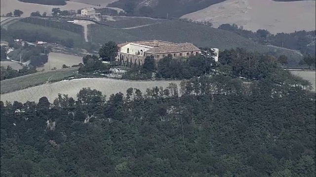 山顶农舍-鸟瞰图-马奇，佩萨罗和乌尔比诺，奥恰诺迪佩萨罗，意大利视频素材