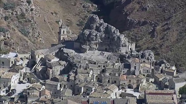 历史窑洞-鸟瞰图- Basilicate，马泰拉省，马泰拉，意大利视频下载