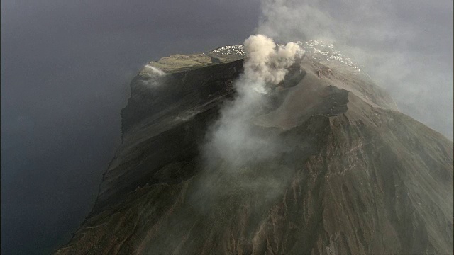 斯特龙博利火山冒烟-鸟瞰图-西西里岛，墨西拿省，利帕里，意大利视频下载
