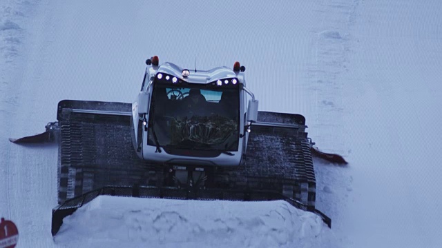 拖拉机梳理雪视频下载