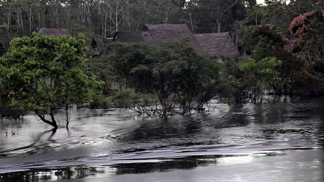 亚马逊村庄和河上小船，秘鲁亚马逊，秘鲁视频下载