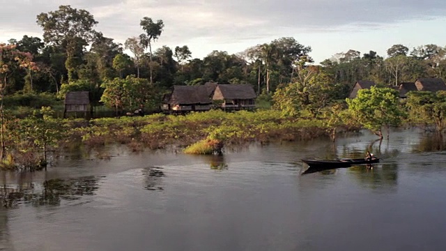 村庄和河上的小船，秘鲁亚马逊，秘鲁视频下载