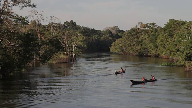 秘鲁亚马逊河上的村民视频下载