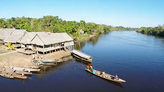 村庄和河上的小船，秘鲁亚马逊，秘鲁视频下载