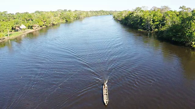秘鲁亚马逊河黑水支流的小船视频下载