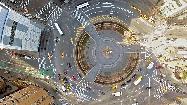航拍哥伦布圆环，汽车在它周围行驶，纽约视频下载