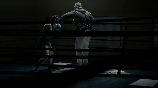 黑暗健身拳击视频素材