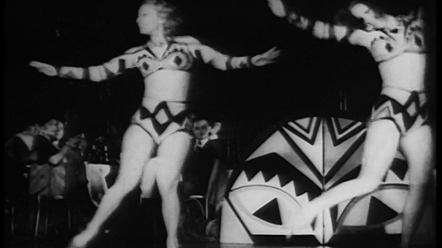 上世纪30年代，两个女人穿着热裤和露脐装在夜总会的舞台上跳舞视频素材