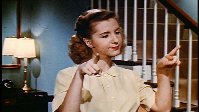 1952年，一名少女在房子的楼梯附近翻白眼，摇头+用手指做“方形”手势视频下载